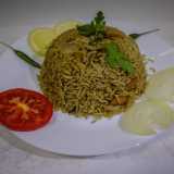 Karzan ci mostra il biryani: un riso con pollo, uva passa, frutta secca e spezie varie